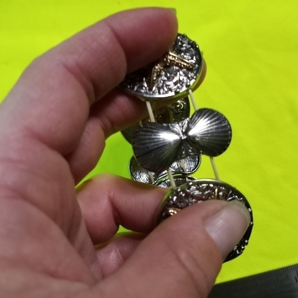 Two tone silvertone goldtone crystal starfish shells stretch bracelet - Picture 5 of 5